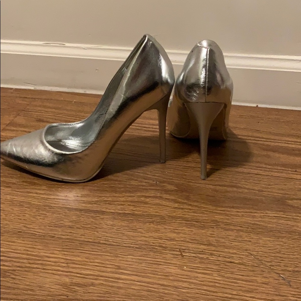 Silver pumps